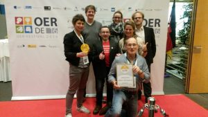 Die stolzen Gewinner des OERAward 2016: Nina Oberländer, Andreas Wittke, Joachim Sucker, Jöran Muus-Merholz und weitere MoocMacher